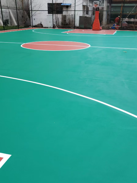 茂南 球场长期使用易出现地面开裂